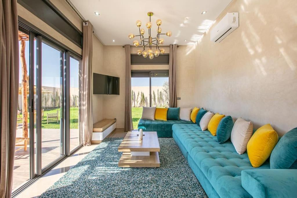 Leila,piscine , Grand Jardin, Jeux , Cuisiniere Marrakesch