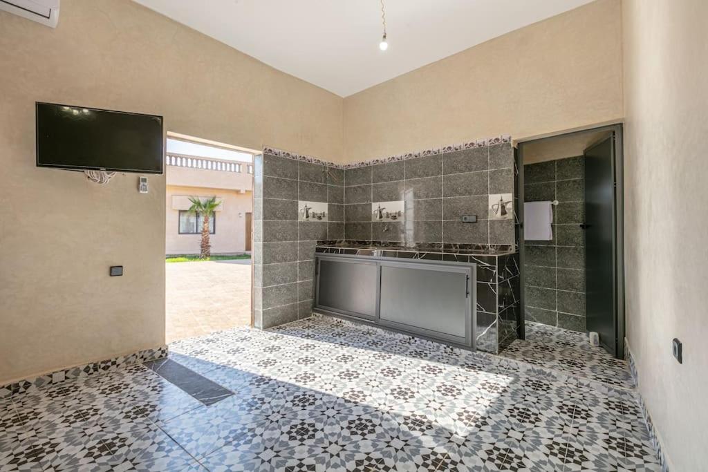Leila,piscine , Grand Jardin, Jeux , Cuisiniere Marrakesch